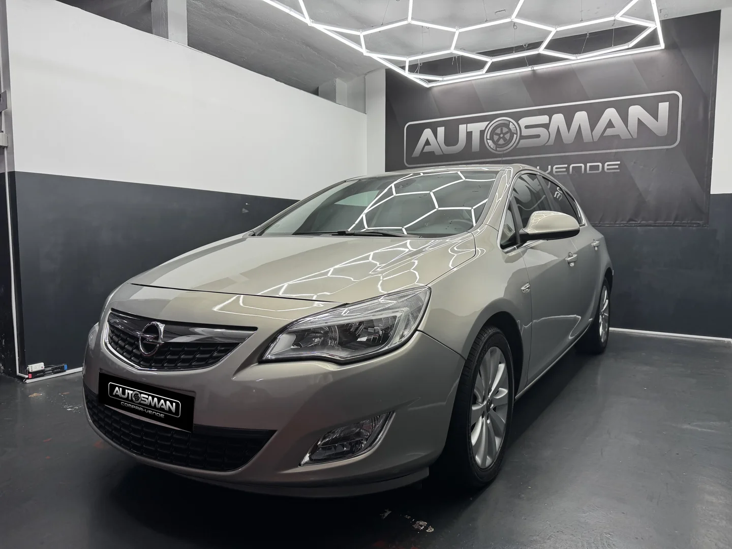 OPEL ASTRA COSMO 2010 Gasolina Marrón - Vista lateral